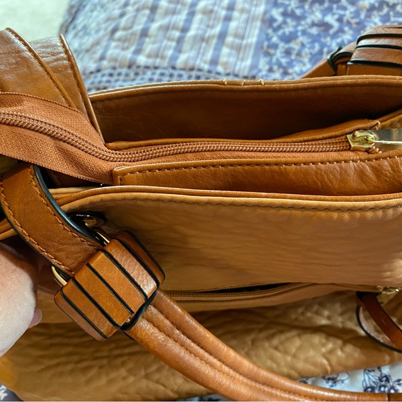 Satchel. Can be carried as a crossbody - Picture 6 of 6